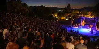Muğla’da Sanat Rüzgarı – Datça Konserlerinden Tiyatro Gösterimlerine Tüm Etkinlikler Bubilet’te! Muğla Etkinlikleri Datça Konserleri kapsamında düzenlenen açık hava konserleri, tiyatro gösterimleri ve yaz festivalleri atmosferi.
