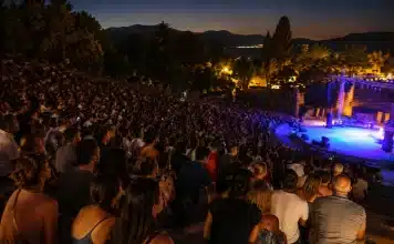 Muğla’da Sanat Rüzgarı – Datça Konserlerinden Tiyatro Gösterimlerine Tüm Etkinlikler Bubilet’te! Muğla Etkinlikleri Datça Konserleri kapsamında düzenlenen açık hava konserleri, tiyatro gösterimleri ve yaz festivalleri atmosferi.