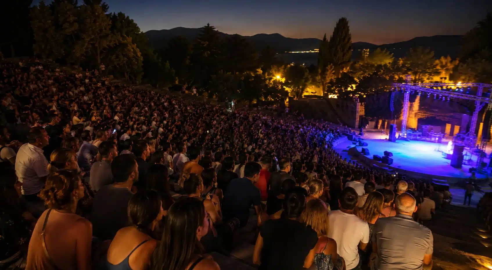 Muğla Etkinlikleri Datça Konserleri kapsamında düzenlenen açık hava konserleri, tiyatro gösterimleri ve yaz festivalleri atmosferi.