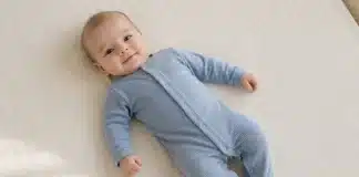 Erkek Bebek Tulum Bebeği Sıcak Tutar mı? Erkek bebek tulum modellerinde kumaş dokusu ve doğru katman seçimiyle ideal vücut ısısını koruma rehberi.