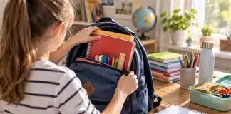 Okula dönüş hazırlığı rehberi: Uyumlanma için atılması gereken adımlar Okula dönüş hazırlığı için çalışma masasında planlama yapan öğrenci