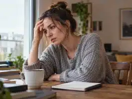 Ruminasyon zihni nasıl ele geçirir: Sürekli aynı olayı düşünmenin ardındaki bilişsel tuzak Ruminasyon döngüsünü sonlandırmak için zihnini dinlendiren kişi