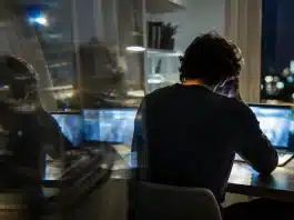 Yapay zeka psikozu: Sohbet robotları zihni nasıl yanıltıyor? Yapay zeka psikozu ve dijital ekranda beliren metin tabanlı sohbet arayüzü