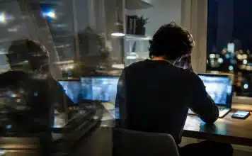 Yapay zeka psikozu ve dijital ekranda beliren metin tabanlı sohbet arayüzü