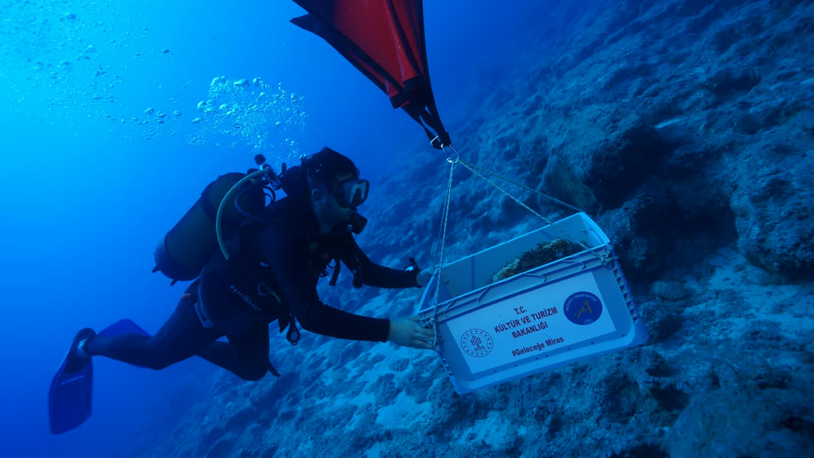 Kekova batığından çıkarılan amforanın kasayla yüzeye taşınması