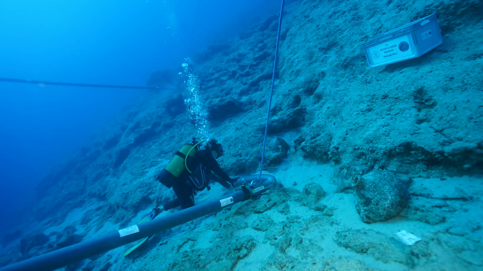 Kekova'daki su altı kazısında hava emici ile çalışan dalgıç