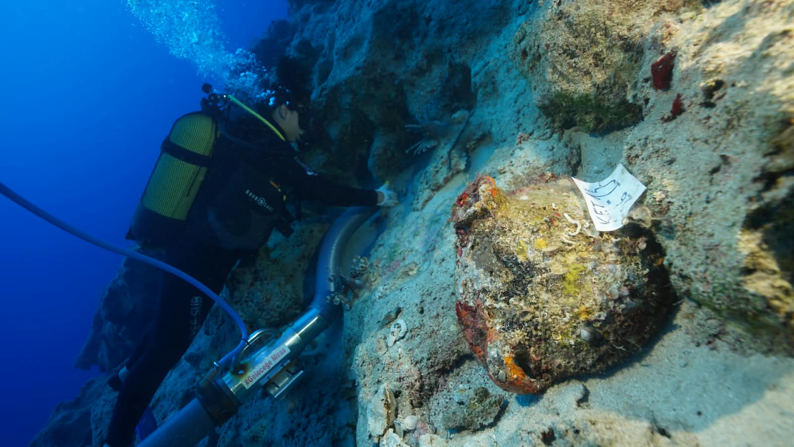 Kekova batığında deniz tabanındaki bir amfora üzerinde çalışan dalgıç arkeolog
