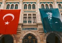 29 Ekim Cumhuriyet Bayramı'nda İstanbul'da tarihi bir binanın cephesinde Atatürk portresi ve Türk bayrağı