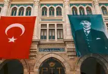 29 Ekim Cumhuriyet Bayramı 103. yılında: Tarihçe, Atatürk, bugünkü törenler ve Google Doodle 29 Ekim Cumhuriyet Bayramı'nda İstanbul'da tarihi bir binanın cephesinde Atatürk portresi ve Türk bayrağı