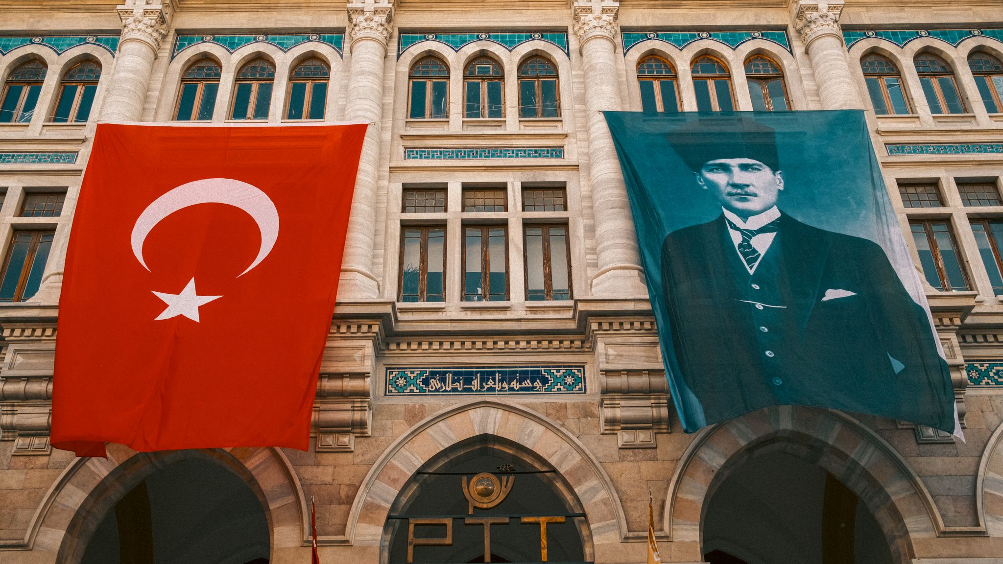 29 Ekim Cumhuriyet Bayramı'nda İstanbul'da tarihi bir binanın cephesinde Atatürk portresi ve Türk bayrağı