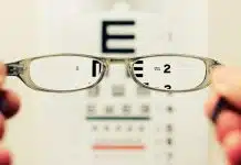 Akıllı lens nedir? Gözlüksüz ve net görüş için bilmeniz gerekenler Akıllı lens olarak bilinen özellikli göz içi mercekleriyle gözlüksüz görüş: Elinde gözlük tutan bir kişi