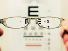 Akıllı lens nedir? Gözlüksüz ve net görüş için bilmeniz gerekenler Akıllı lens olarak bilinen özellikli göz içi mercekleriyle gözlüksüz görüş: Elinde gözlük tutan bir kişi