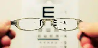 Akıllı lens nedir? Gözlüksüz ve net görüş için bilmeniz gerekenler Akıllı lens olarak bilinen özellikli göz içi mercekleriyle gözlüksüz görüş: Elinde gözlük tutan bir kişi