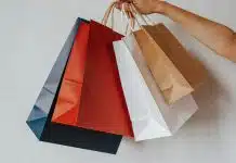Alışveriş bağımlılığı genellikle 20’li yaşların başında ortaya çıkıyor Alışveriş bağımlılığı riskini simgeleyen renkli alışveriş poşetleri tutan bir el