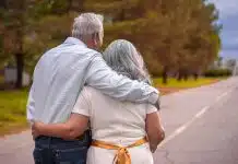 Alzheimer riski nasıl azaltılır? 10 etkili önlem Kol kola yürüyen yaşlı çift, düzenli yürüyüş ve sosyal bağlar Alzheimer riski için önemli