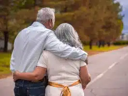 Alzheimer riski nasıl azaltılır? 10 etkili önlem Kol kola yürüyen yaşlı çift, düzenli yürüyüş ve sosyal bağlar Alzheimer riski için önemli