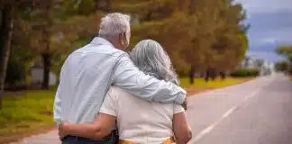 Alzheimer riski nasıl azaltılır? 10 etkili önlem Kol kola yürüyen yaşlı çift, düzenli yürüyüş ve sosyal bağlar Alzheimer riski için önemli