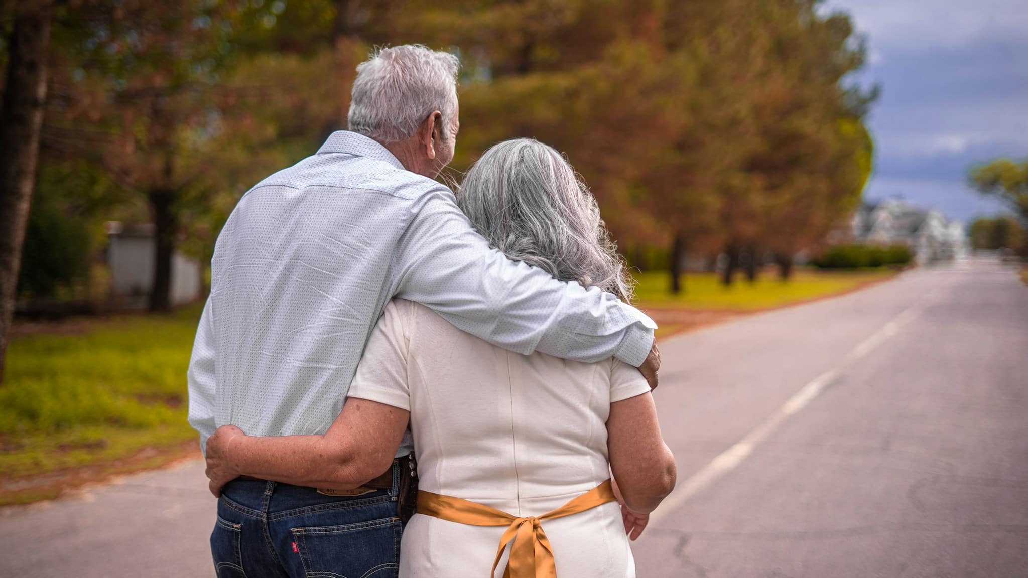 Kol kola yürüyen yaşlı çift, düzenli yürüyüş ve sosyal bağlar Alzheimer riski için önemli