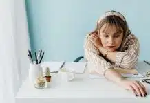 Beceri uyumsuzluğu: Her üç çalışandan birinin becerisi işine uymuyor Beceri uyumsuzluğu nedeniyle işinden sıkılan, masasında notlarla oturan çalışan kadın