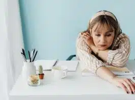 Beceri uyumsuzluğu: Her üç çalışandan birinin becerisi işine uymuyor Beceri uyumsuzluğu nedeniyle işinden sıkılan, masasında notlarla oturan çalışan kadın