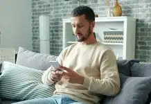Bel ve boyun sağlığı: Telefona eğik bakmak boyuna 20-30 kilo yük bindiriyor Bel ve boyun sağlığı için riskli şekilde başı eğik telefon kullanan adam