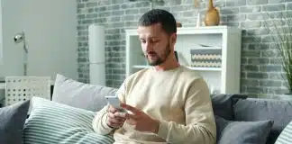Bel ve boyun sağlığı: Telefona eğik bakmak boyuna 20-30 kilo yük bindiriyor Bel ve boyun sağlığı için riskli şekilde başı eğik telefon kullanan adam