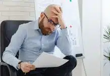 Beyaz yaka için siperde bekleme: Yöneticilerin yarısı kışı hayatta kalma olarak görüyor Beyaz yaka yöneticilerin ekonomik kaygısını yansıtan, ofiste belgeye endişeyle bakan gözlüklü iş insanı