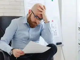 Beyaz yaka için siperde bekleme: Yöneticilerin yarısı kışı hayatta kalma olarak görüyor Beyaz yaka yöneticilerin ekonomik kaygısını yansıtan, ofiste belgeye endişeyle bakan gözlüklü iş insanı