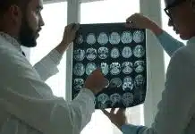 Beyin tümörü sessiz ilerleyebilir: Baş ağrısı ve denge kaybına dikkat Beyin tümörü şüphesinde MR görüntülerini inceleyen doktorlar