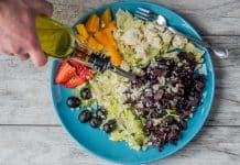 Bitkisel yağlar ve metabolik sağlık ilişkisini anlatan, zeytin ve peynirli sebze salatasının üzerine zeytinyağı dökülen tabak