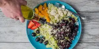 Bitkisel yağlar metabolizmayı nasıl etkiler? Bitkisel yağlar ve metabolik sağlık ilişkisini anlatan, zeytin ve peynirli sebze salatasının üzerine zeytinyağı dökülen tabak