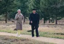 Biyolojik yaşlanma 12 haftada yavaşlayabilir mi? Sır günlük alışkanlıklarda Biyolojik yaşlanma hızını yavaşlatan düzenli yürüyüş alışkanlığıyla parkta birlikte yürüyen yaşlı çift