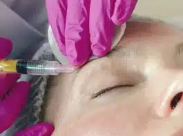 Botoks direnci nedir? Botoks artık tutmuyorsa nedeni ilaç olmayabilir Botoks direnci riskine karşı alın bölgesine kontrollü dozda botoks enjeksiyonu yapılan bir kişi