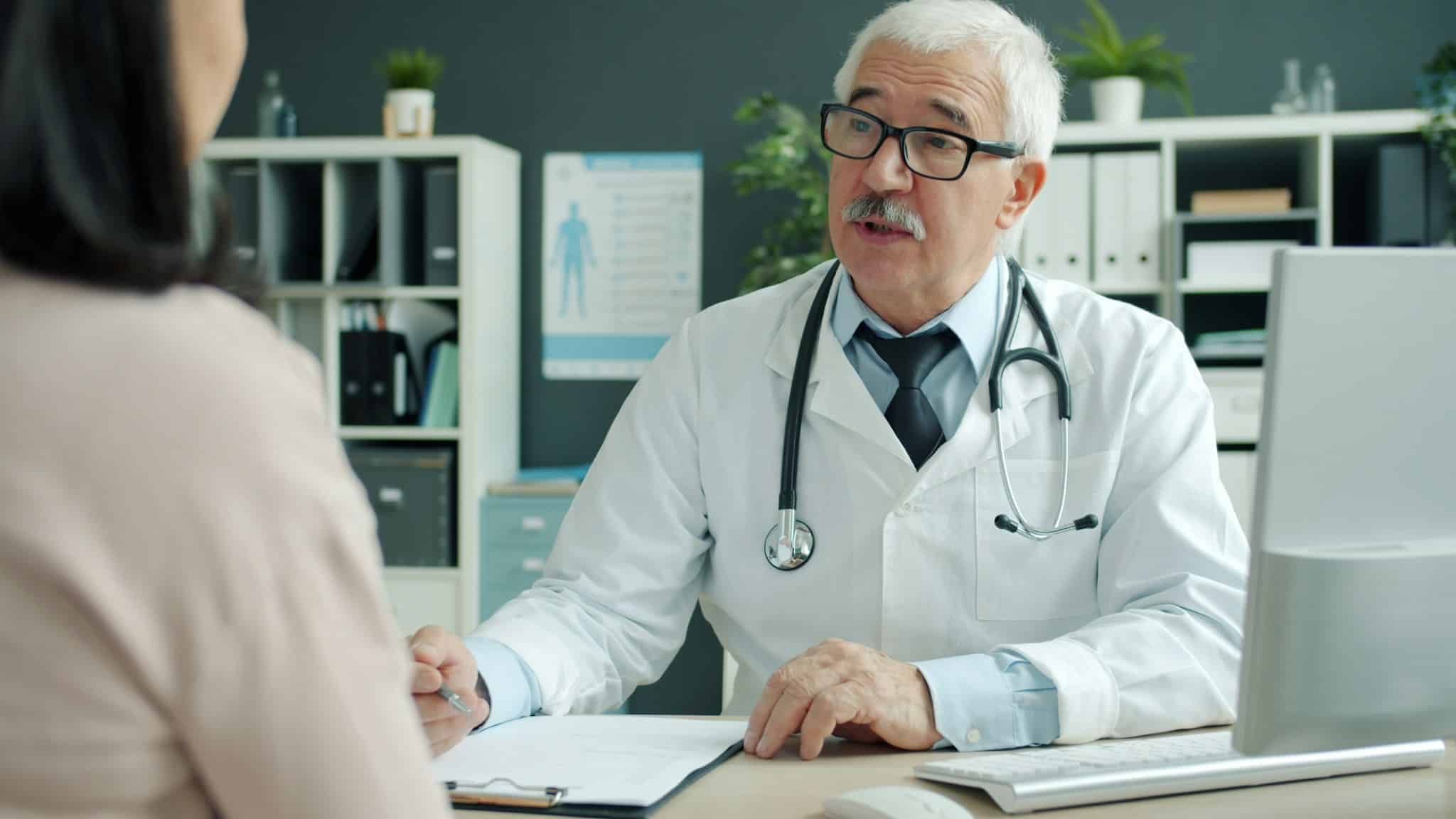 Muayenehanede hastasıyla konuşan doktor; cinsel yolla bulaşan hastalıklar erken tanıyla kontrol altına alınabilir