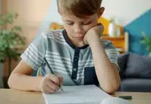 Mükemmeliyetçilik baskısı çocuklarda depresyon riskini artırıyor Masasında ödev yapan çocuk; mükemmeliyetçilik baskısı çocuklarda depresyon riskini artırabiliyor