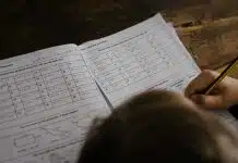 Çocuklarda dikkat ve öğrenme: Bu 5 alışkanlığa ihtiyaç olabilir Masasında ödev yapan çocuk, çocuklarda dikkat ve öğrenmeyi destekleyen alışkanlıklar