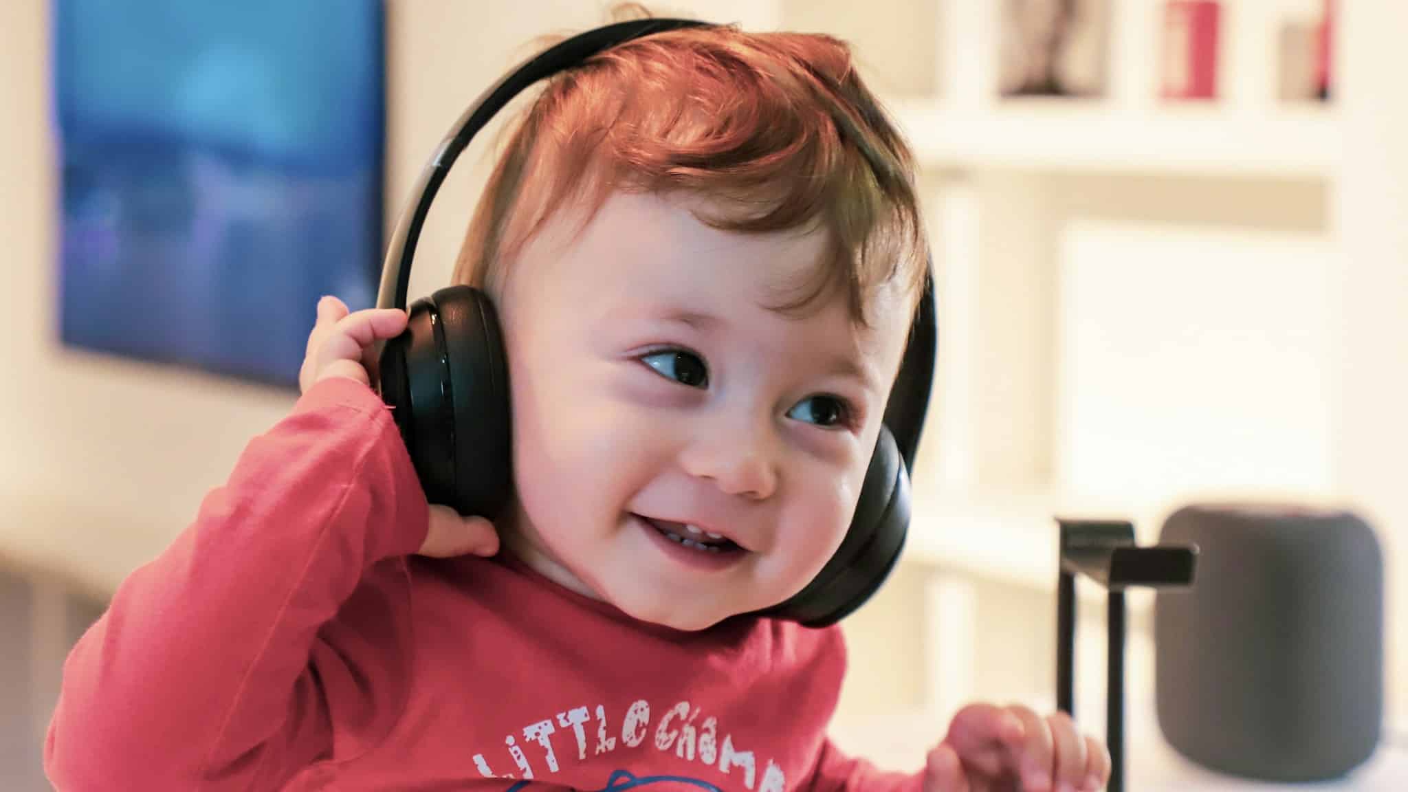 Kulaklıkla ses dinleyen bebek, çocuklarda işitme kaybı ve işitme taraması