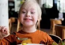 Çocuklarda vitamin eksikliği: Gelişigüzel takviye yerine 4 etkili önlem Çocuklarda vitamin eksikliği riskine karşı çeşitli besinlerle beslenen çocuk