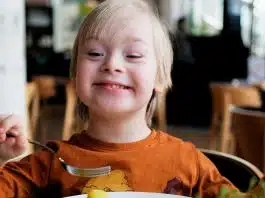 Çocuklarda vitamin eksikliği: Gelişigüzel takviye yerine 4 etkili önlem Çocuklarda vitamin eksikliği riskine karşı çeşitli besinlerle beslenen çocuk