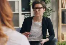 Damgalanma korkusu yardım almayı engelliyor: Güçlü ol demek yetmiyor Damgalanma korkusunu aşarak psikolojik destek alan kadın terapi seansında