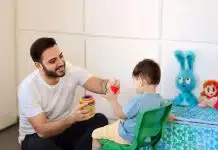 Dil bağı: Cerrahiden önce dil ve konuşma terapistine danışın Çocukla çalışan terapist, dil bağı ve konuşma sorunlarında dil ve konuşma terapisi
