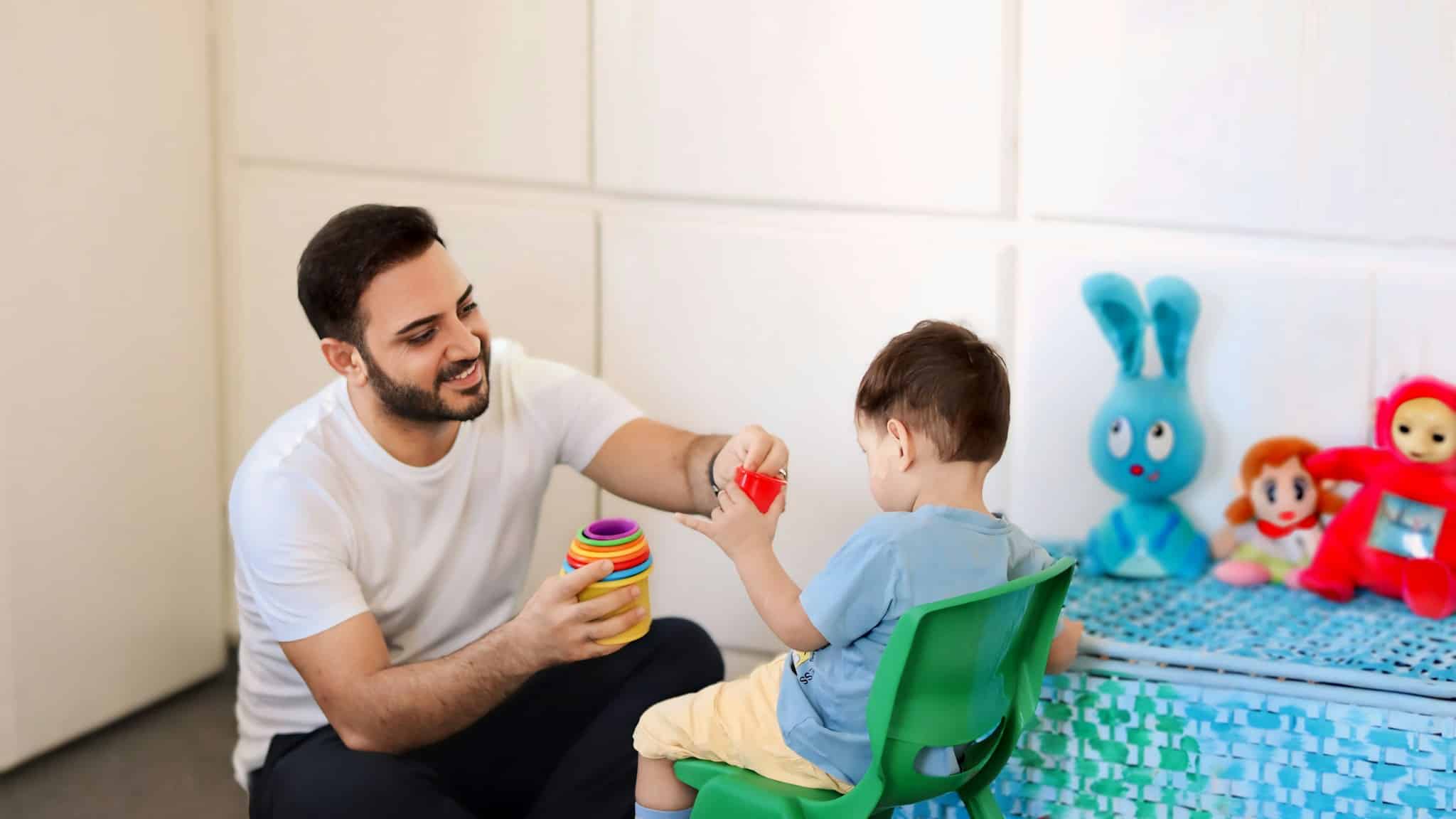 Çocukla çalışan terapist, dil bağı ve konuşma sorunlarında dil ve konuşma terapisi