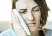 Ağrı kesiciyle geçen diş ağrısı sizi yanıltmasın: Enfeksiyon yayılabilir Yanağını tutan kadın, ağrı kesiciyle geçen diş ağrısı