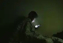 Doomscrolling nedir? Kötü haber kaydırmanın ruh sağlığına etkisi Gece battaniye altında telefonda doomscrolling yaparak olumsuz haberleri kaydıran bir adam