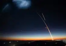 Dünya Uzay Haftası 2026: Roket Devrimi Dünya Uzay Haftası 2026'nın “Roket Devrimi” temasını yansıtan, yıldızlı gece gökyüzünde yay çizen roket fırlatma izi