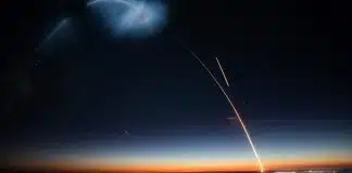 Dünya Uzay Haftası 2026: Roket Devrimi Dünya Uzay Haftası 2026'nın “Roket Devrimi” temasını yansıtan, yıldızlı gece gökyüzünde yay çizen roket fırlatma izi