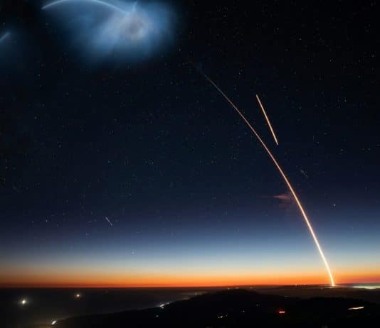 Dünya Uzay Haftası 2026'nın “Roket Devrimi” temasını yansıtan, yıldızlı gece gökyüzünde yay çizen roket fırlatma izi