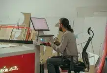 E-ticarette rekabet değişti: Gençlere güvenen şirketler kazanıyor Üretim atölyesinde lazer kesim makinesinin bilgisayarında çalışan genç çalışan; e-ticarette rekabet genç kadrolarla hız kazanıyor