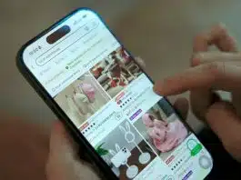 E-ticarette sahte yorum ve beğeni dönemi kapanıyor: Erişim engeli ve milyonluk ceza E-ticarette sahte yorum riskine karşı telefondan ürün yorumlarını inceleyen kullanıcı