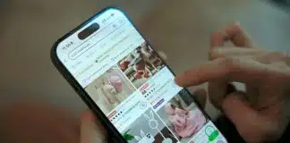 E-ticarette sahte yorum ve beğeni dönemi kapanıyor: Erişim engeli ve milyonluk ceza E-ticarette sahte yorum riskine karşı telefondan ürün yorumlarını inceleyen kullanıcı